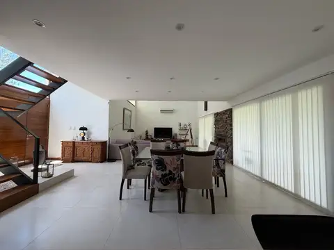 Casa 3 ambientes con 2 baños