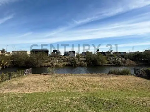 Lote en venta a la laguna en barrio Marinas, Puertos del Lago