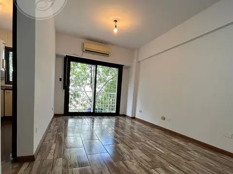 2 AMB. LUMINOSO y REFACCIONADO A NUEVO  C/ BALCÓN - AIRES ACONDIC. - ESPACIO PARA LAVARROPAS