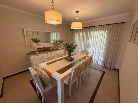 Casa en Alquiler con 3 cocheras