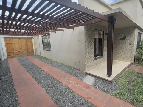 Casa 5 ambientes con 2 baños