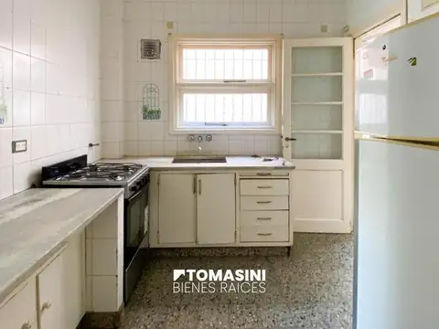 CHALET DE 4 AMBIENTES CON DEPENDENCIA Y GARAGE