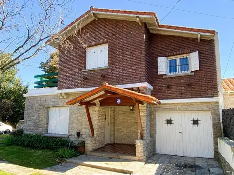 CHALET DE 4 AMBIENTES CON DEPENDENCIA Y GARAGE