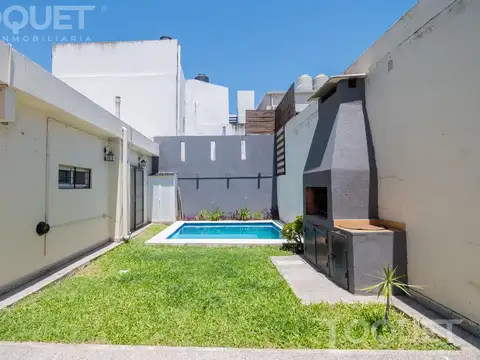 Casa de 1 dormitorio, cochera y patio verde con pileta