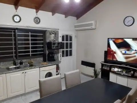 Casa en 2 Plantas sobre lote de 8,66 x 25,22. Garage. 2 Dormitorios. Patio. Terraza