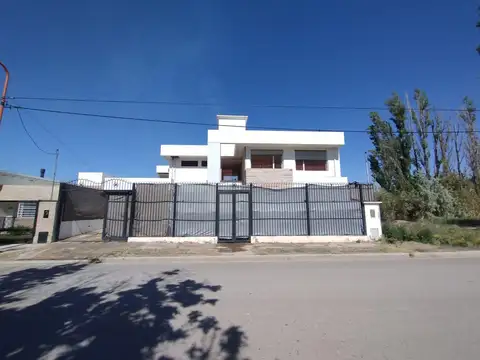 Vende casa 4 dormitorios con pileta, Cipolletti