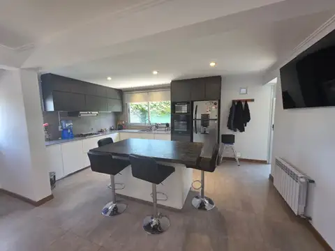 Casa en Venta con 3 cocheras