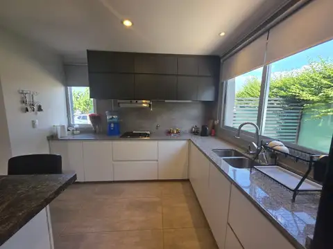 Casa 4 ambientes con 3 baños