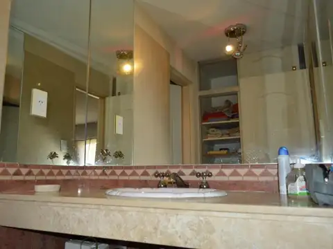 Casa 11 ambientes con 5 baños