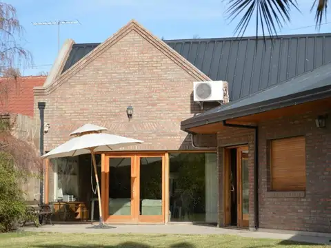 Casa en venta - 4 Dormitorios 5 Baños - Cipolletti