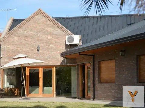 Casa en venta - 4 Dormitorios 5 Baños - Cipolletti