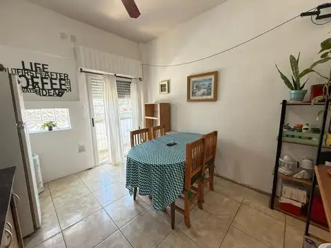 Excelente 3 ambientes con balcón, refaccionado / Centro V.A