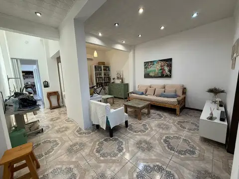 Excelente 3 ambientes con balcón, refaccionado / Centro V.A