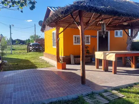 VENTA DE CASA QUINTA CON QUINCHO y AMPLIA PILETA  EN DOMSELA