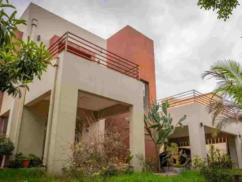 Casa 6 ambientes con 4 baños