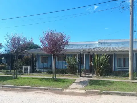 Casa en esquina en Navarro
