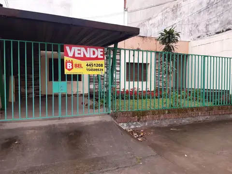 Casa 3 dormitorios sobre avenida. Centro!