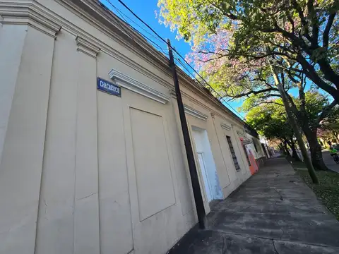 Casa 9 ambientes con 2 baños