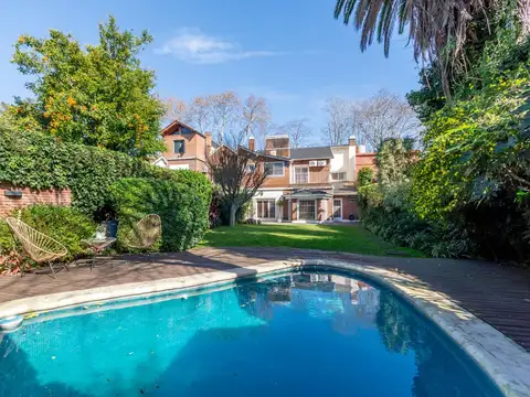 Chalet en venta en Olivos residencial, 5 ambientes, amplio parque, quincho, pileta, dep, garage.