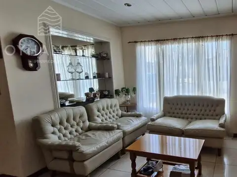 Casa 5 ambientes con 4 baños