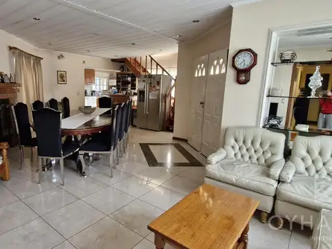 Casa en Alquiler con 2 cocheras