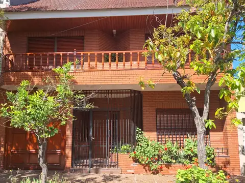 Amplio Chalet 3 ambientes con patio y Garage