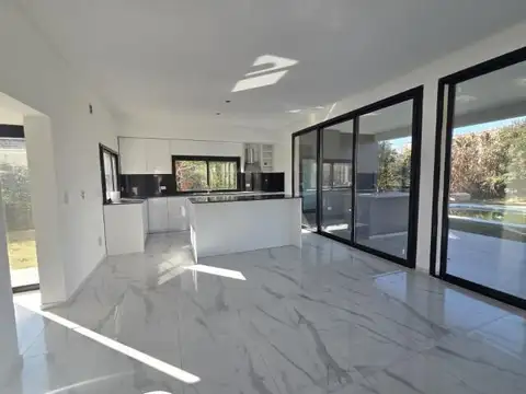 Casa 6 ambientes con 3 baños