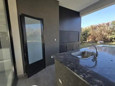 Casa en Alquiler de 4 dormitorios