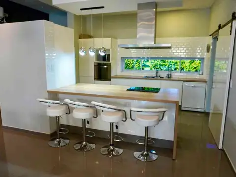 Casa 8 ambientes con 3 baños