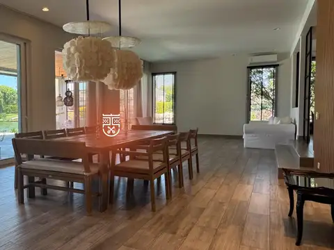 Casa en Venta con 4 cocheras