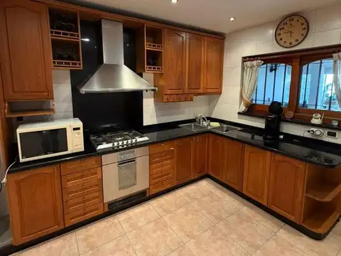 VENTA CASA 6 AMBIENTES CON PATIO Y GARAGE EN OLIVOS