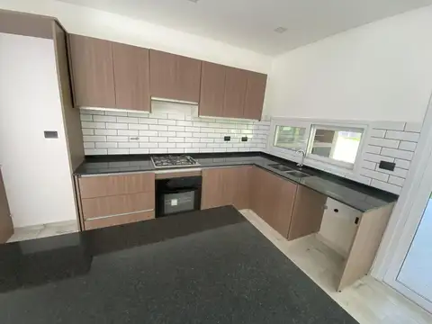 Casa 4 ambientes con 2 baños