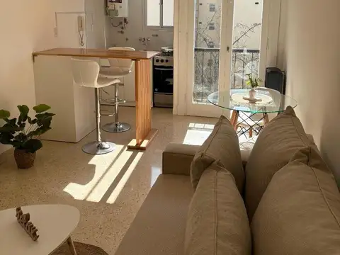 Monoambiente reciclado con balcón a la calle