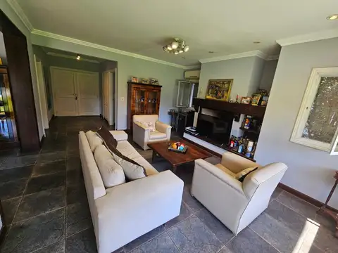 Casa en Venta con 4 cocheras