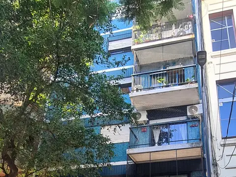 Pacheco de Melo al 2900, Recoleta. Piso 6. Al Frente. Balcón. 3 ambientes. 2 dormitorios (ambos con placard y ventana al frente). 60 m2. Lavadero. Impecable. Muy Luminoso. Apto crédito. Apto profesional. Tiene gas.