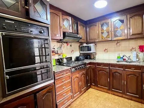 Casa 6 ambientes con 2 baños