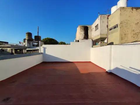TIPO CASA EN EXCELENTE ESTADO – SIN EXPENSAS – PATIO CUBIERTO – AMPLIA TERRAZA – A MTS AVDA GAONA 1 CDRA METROBUS AV J B JUSTO 
