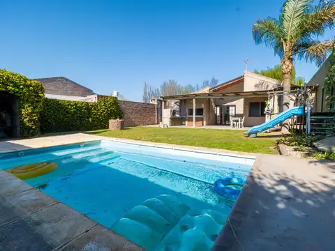 CASA TRES DORMITORIOS,COCHERA,PISCINA