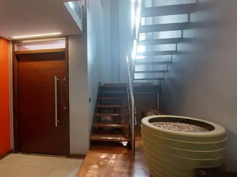 Casa en Venta con 3 cocheras