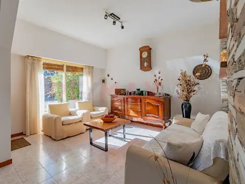 Casa 6 ambientes con 2 baños