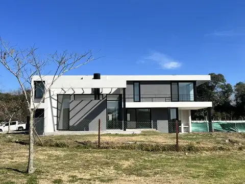 Casa en Venta con 2 cocheras