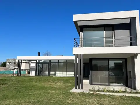 Casa 5 ambientes con 3 baños