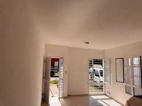 Casa en Alquiler con 1 cochera