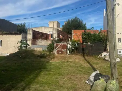 Lote con construcción en Altos de San Lorenzo