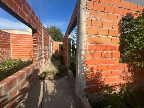 Lote con construcción en Altos de San Lorenzo