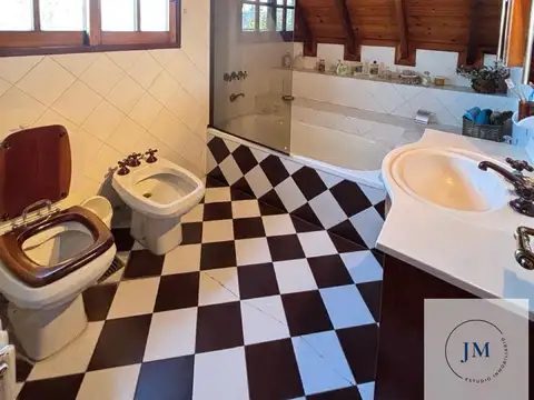 Casa 4 ambientes con 2 baños