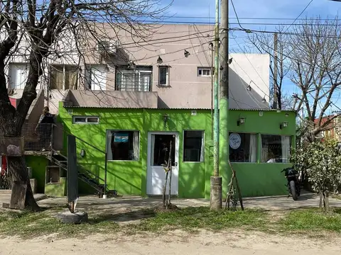 Casa + Salón Comercial en esquina en Santo Tomé