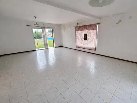 Casa 4 ambientes con 2 baños