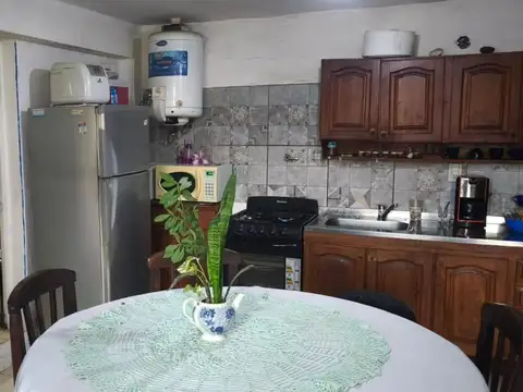 Casa con departamento y dos monoambientes en Merlo
