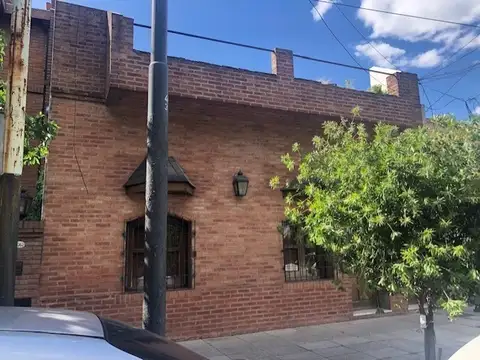 PH al frente: 4 ambientes, 3 dormitorios, con patio y terraza en Villa Devoto